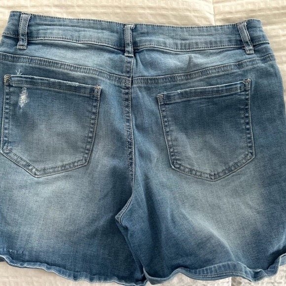 d. Jeans distressed denim shorts - Picture 3 of 3
